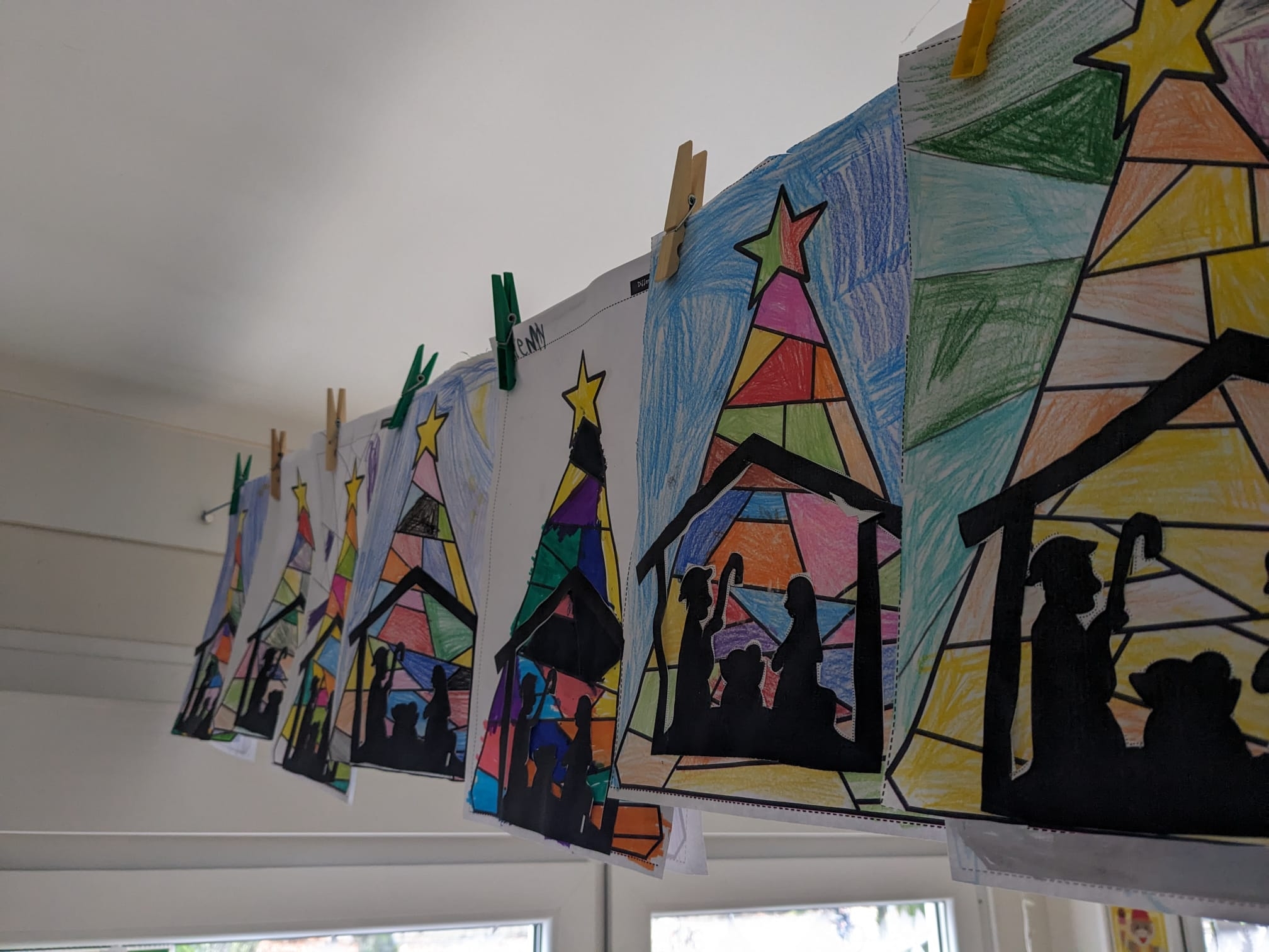 Спално бельо с изображения на детското креватче на геометричен цветен фон