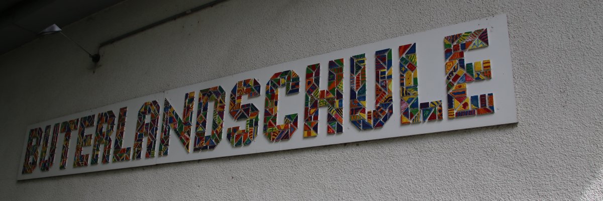 Fasáda Fasáda s nápisem "Buterlandschule"
