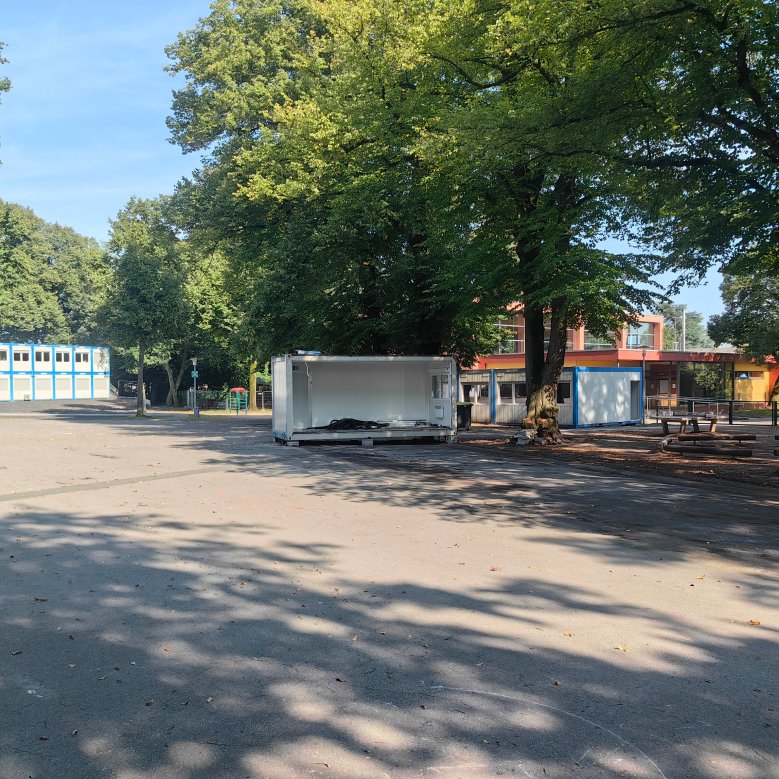 Pouze polovina tříd na školním dvoře