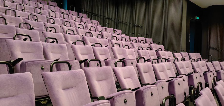 Řady židlí v divadle