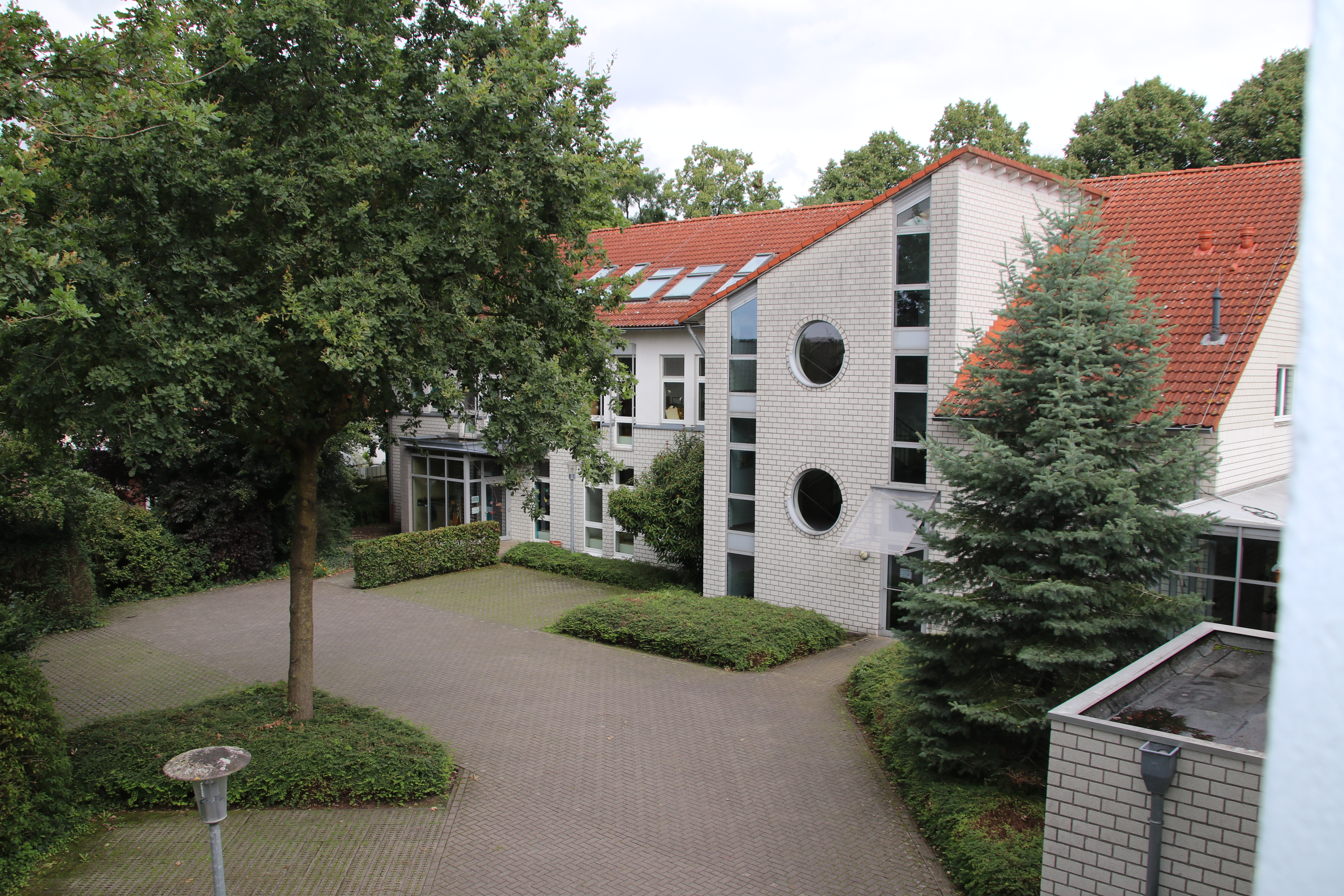 Nybyggeri set fra en parkeringsplads