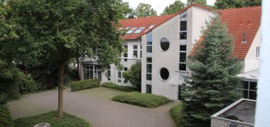 Ny bygning Nybyggeri set fra en parkeringsplads