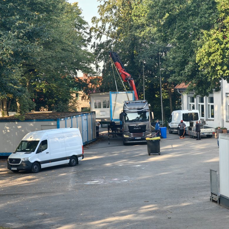 De tidligere containere løftes op på lastbilen med kran og fjernes