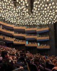 Børn sidder i teatret