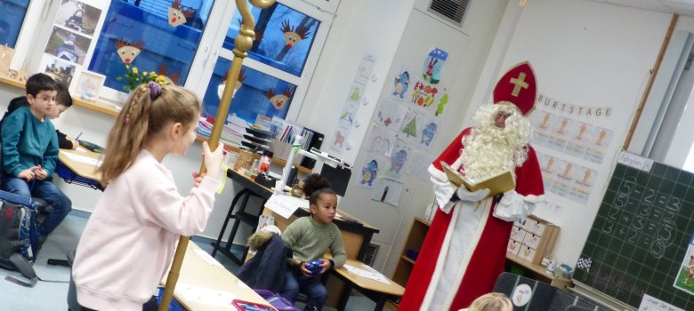 Sankt Nikolaus i klasse 1b taler med de børn, der er sammen med ham