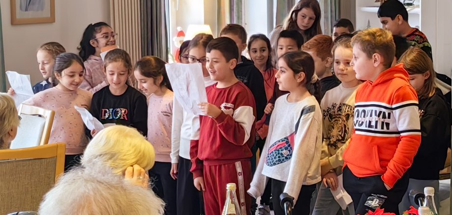 Class 3c sings in the old people's home