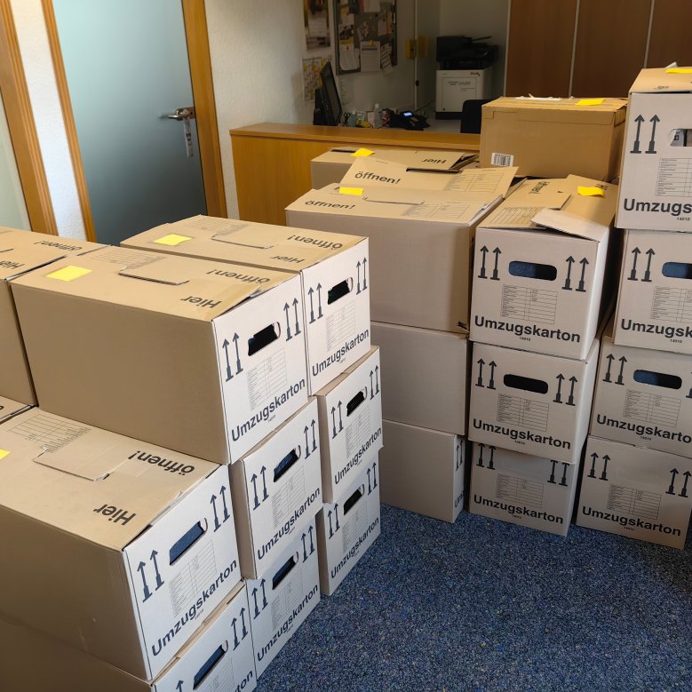 cajas llenas en la que pronto será la antigua secretaría