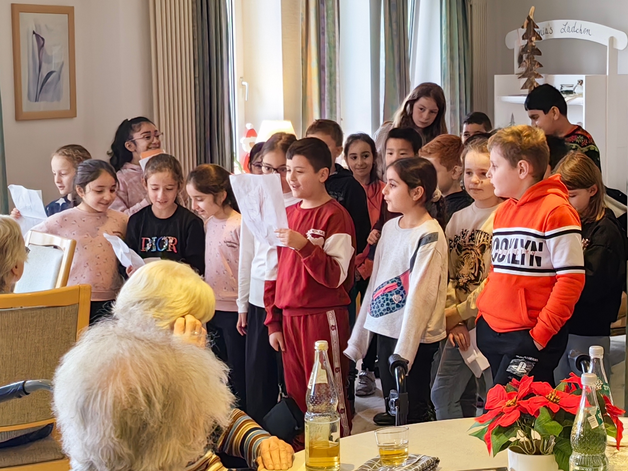 La clase 3c canta en la residencia de ancianos