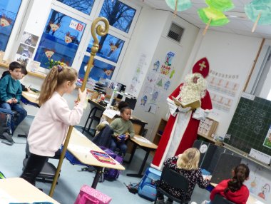 Püha Nikolaus 1b klassis räägib lastega, kes on temaga koos.