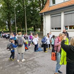 koulun pihalla, valmiina lähtöön