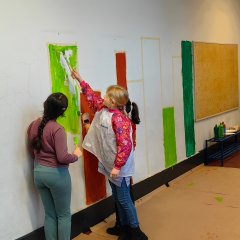 Lapset maalaavat seinän