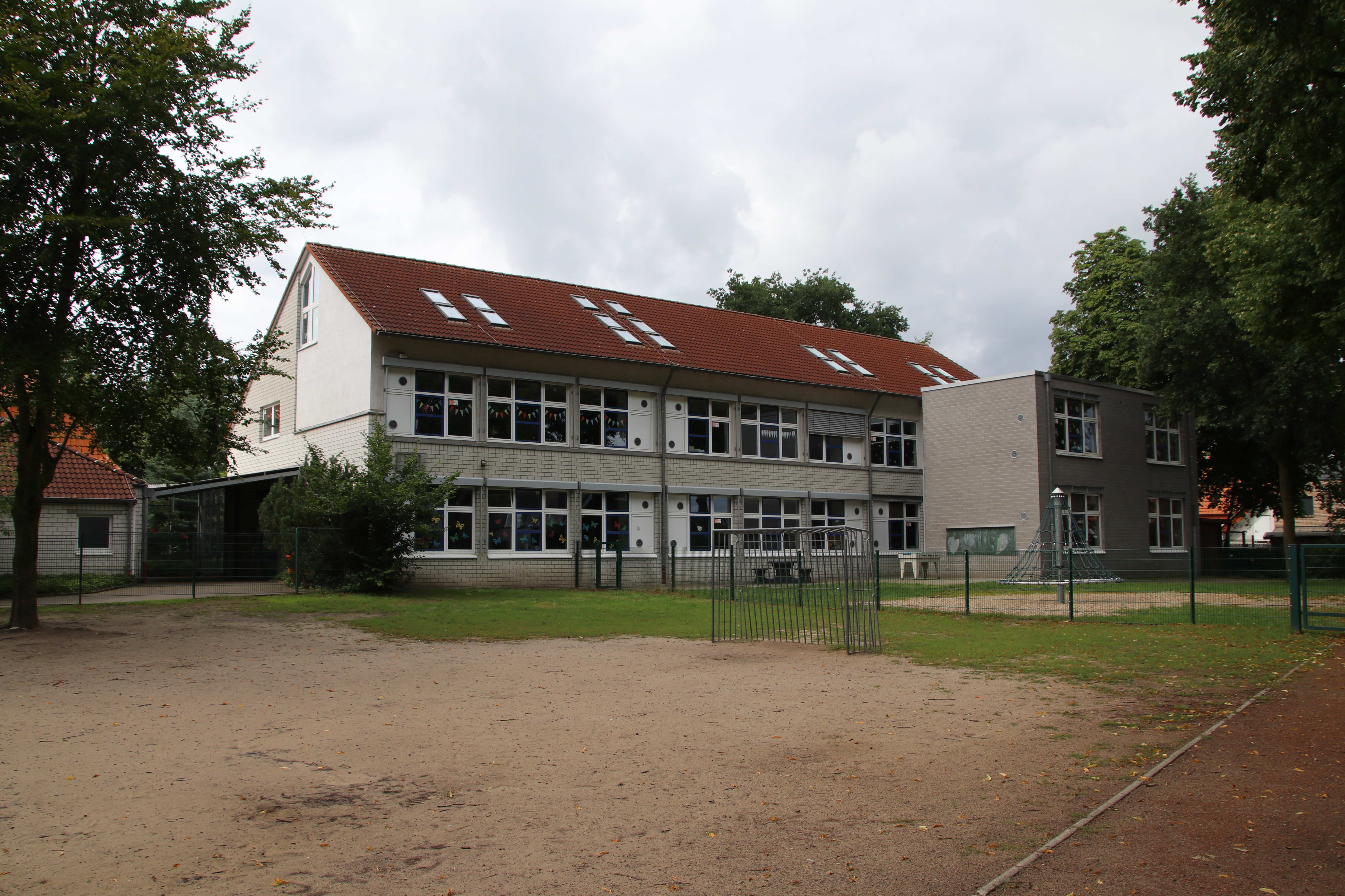 Nouveau bâtiment vu de la cour de récréation