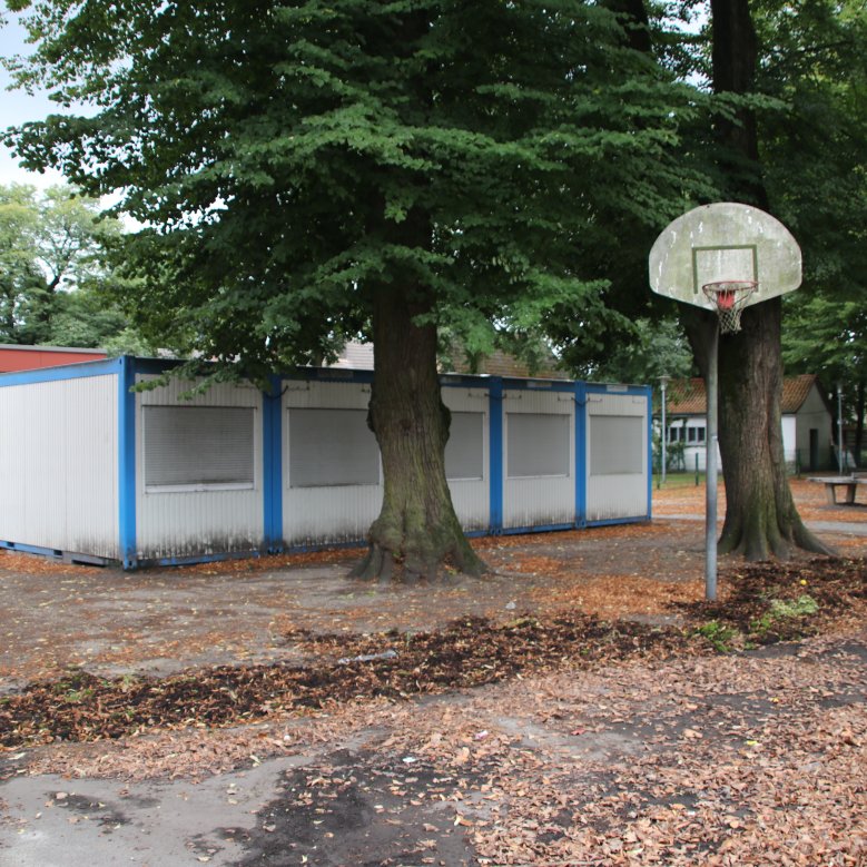 plus que quelques conteneurs dans la cour de l'école