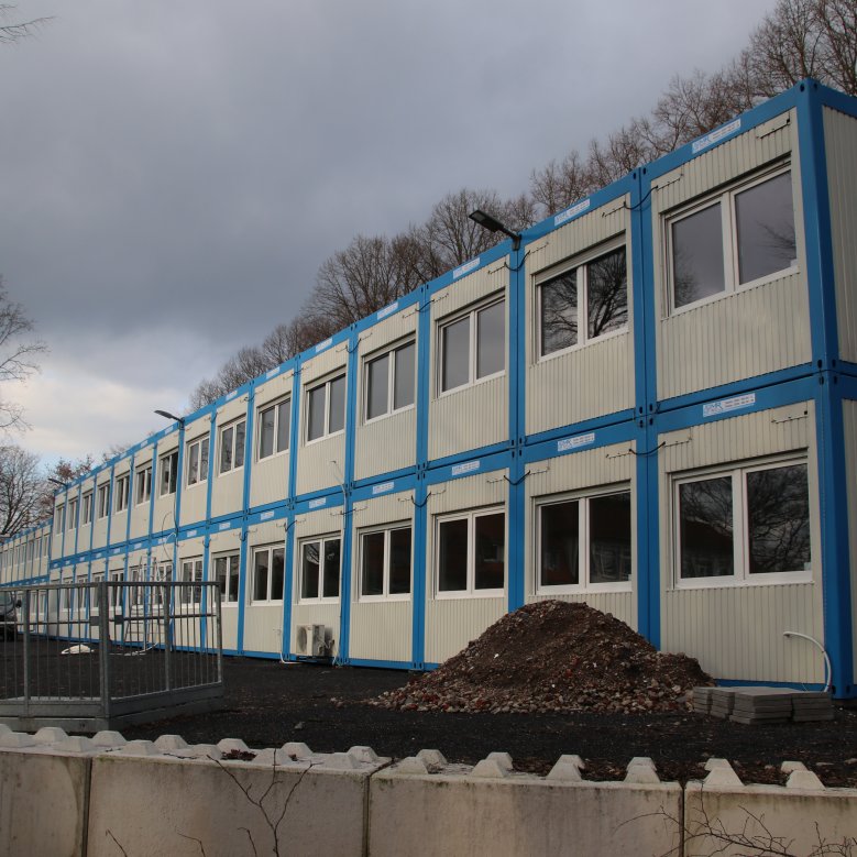 Les conteneurs dans la cour de l'école