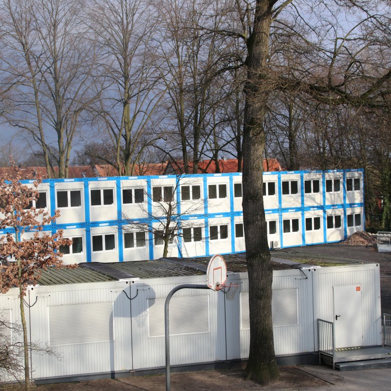 Les conteneurs dans la cour de l'école