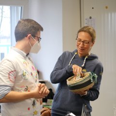 Mme Nadermann remet un kit d'urgence pour une bonne rentrée scolaire.