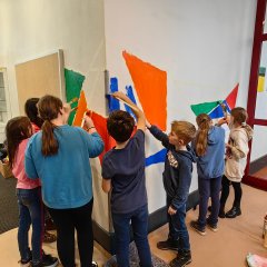 Les enfants peignent les murs de l'école