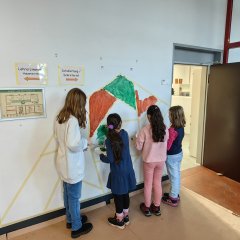 Les enfants peignent le mur