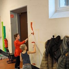 Les enfants peignent le mur