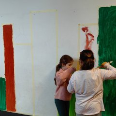 Les enfants peignent le mur
