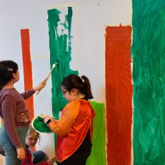Les enfants peignent le mur