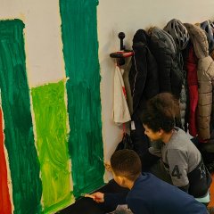 Les enfants peignent le mur