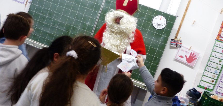 Saint Nicolas reçoit des lettres dans la classe 2b