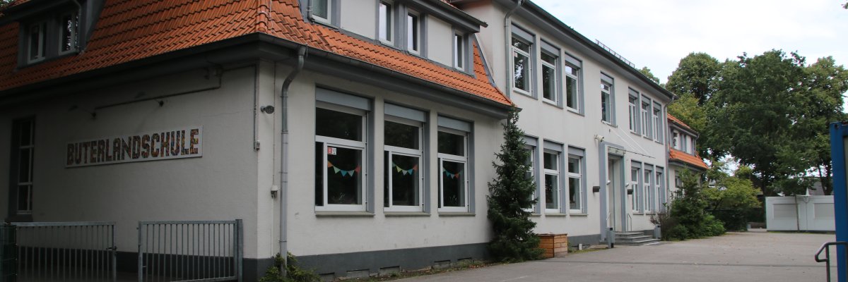 A régi iskolaépület oldalról