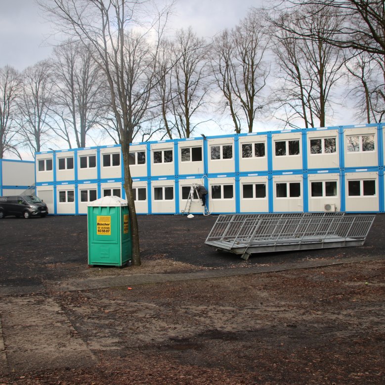 A konténerek az iskolaudvaron