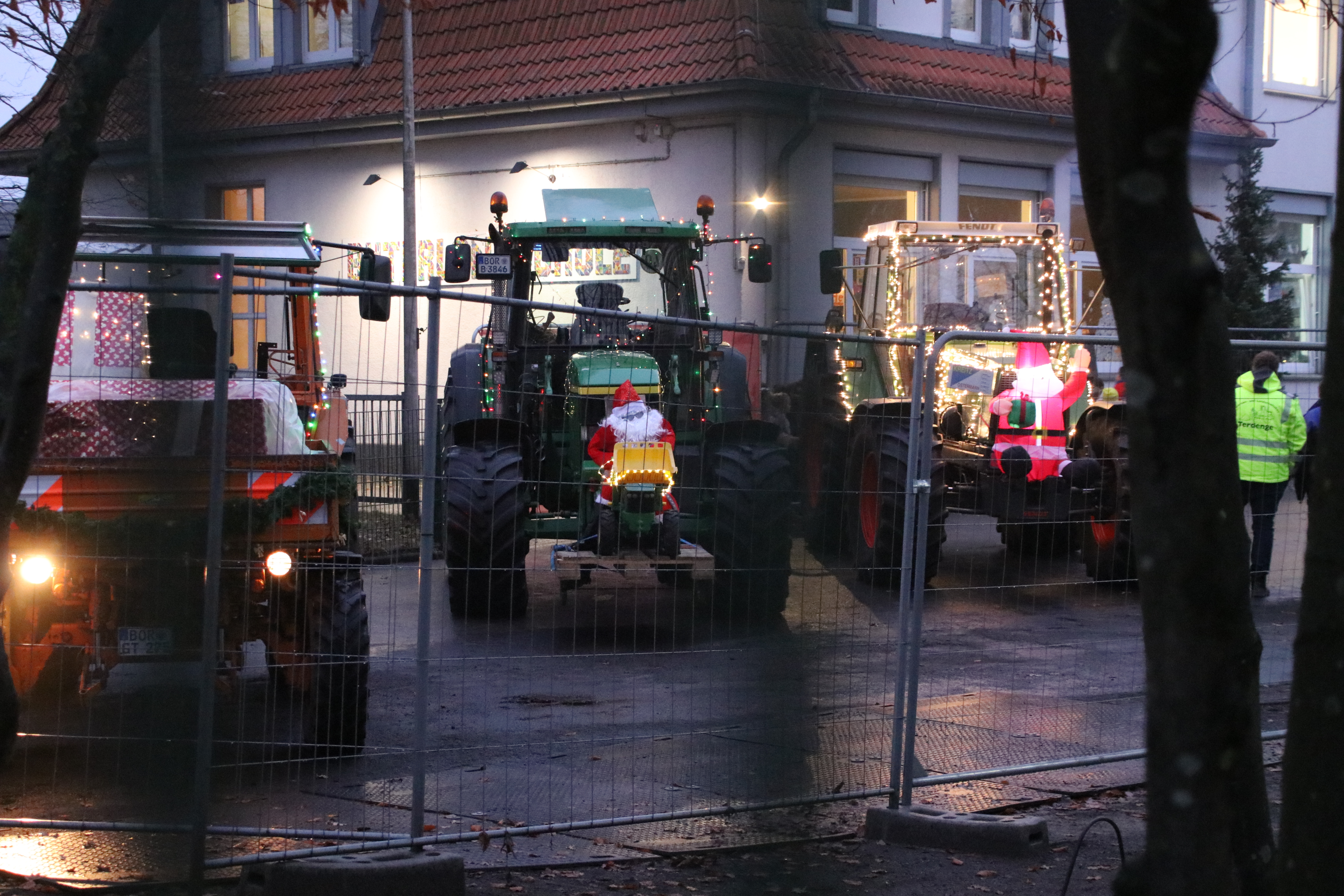 Az iskola előtt parkoló traktorok