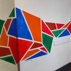 Mosaik warna-warni di dinding