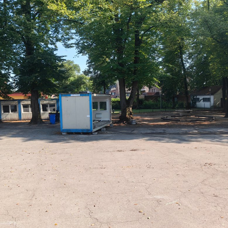 il cortile della scuola quasi vuoto