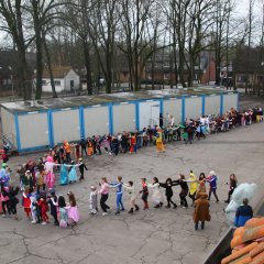 La polonaise nel cortile della scuola