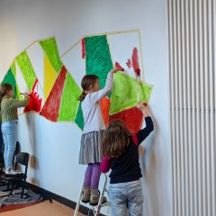 壁を塗る子供たち