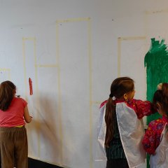 壁を塗る子供たち