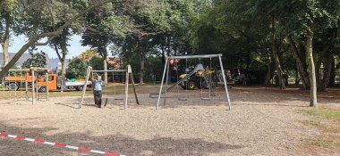 Mokyklos kieme išmontuojami žaidimų aikštelės įrenginiai