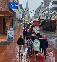 Vaikai eina eilute per miestą protestantų bažnyčios link