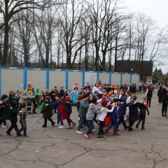 Polonezas mokyklos kieme