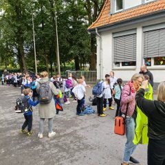 skolas pagalmā, gatavi izbraukšanai