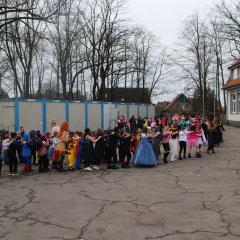 Polonēze skolas pagalmā