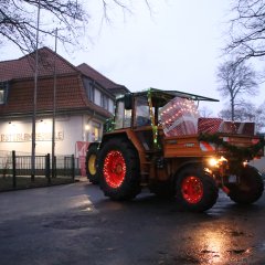 Traktors novietots skolas priekšā