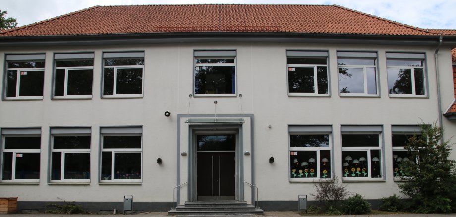 gammel skolebygning sett forfra