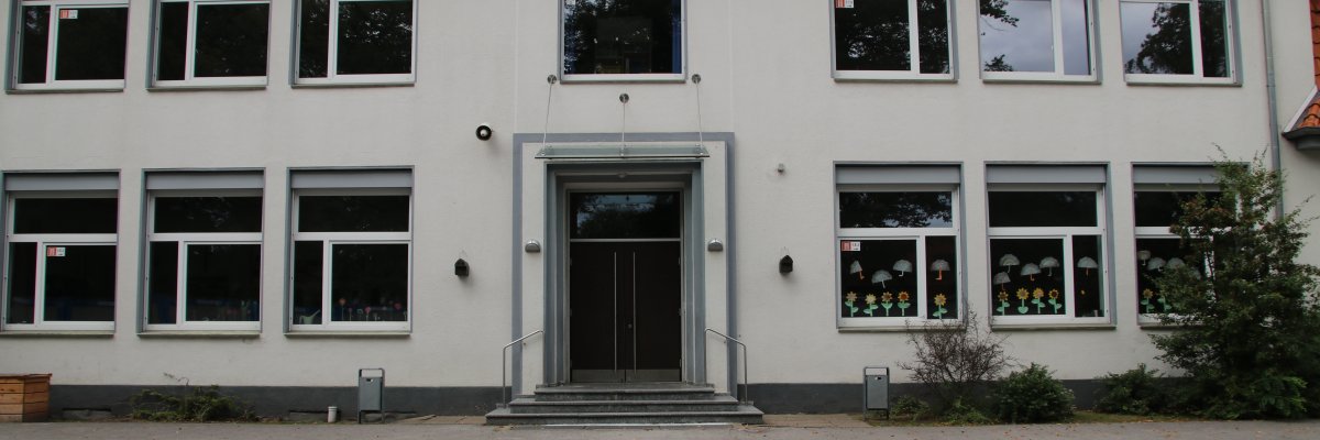 Gammel bygning gammel skolebygning sett forfra