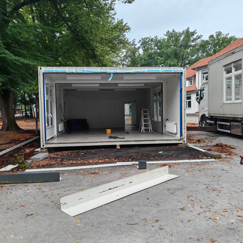 Bare halve klasserom i skolegården