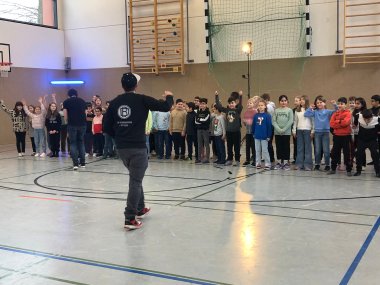 Kulturstrolche under videoopptaket i gymsalen