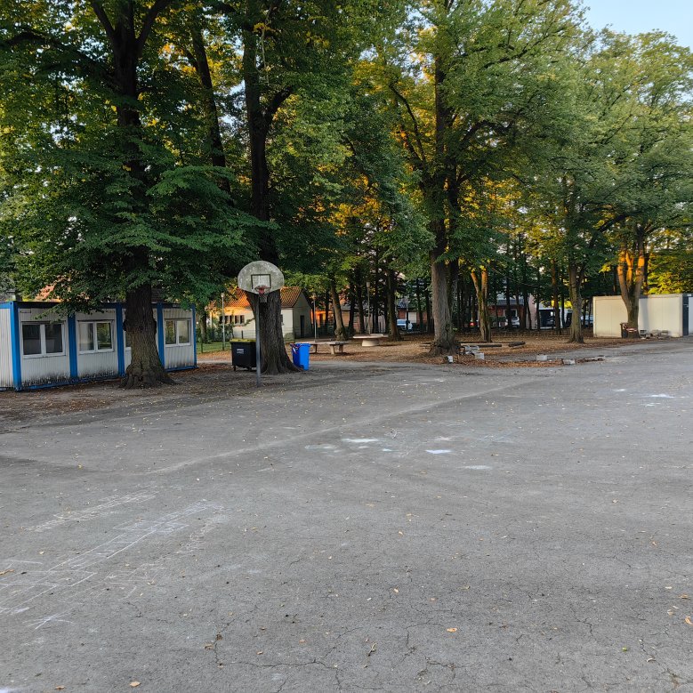 het bijna lege schoolplein