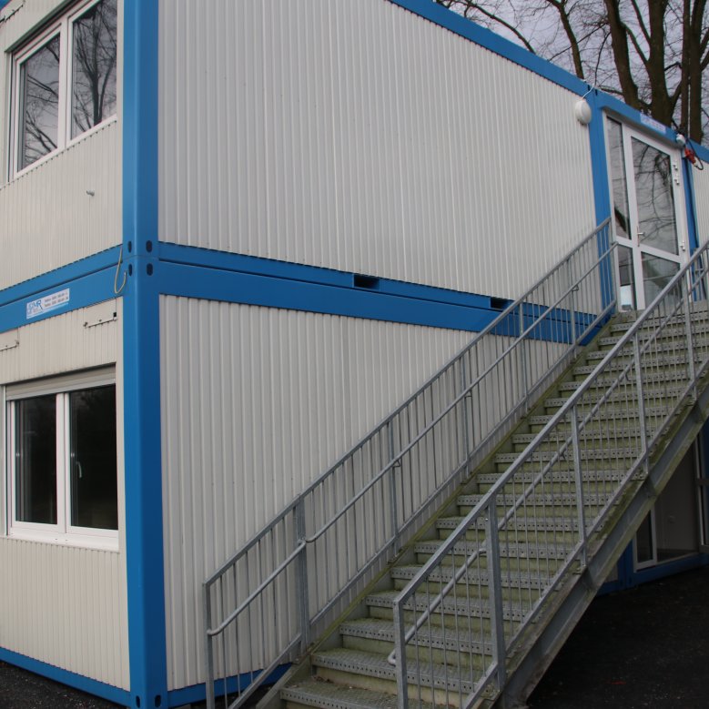 De containers op het schoolplein