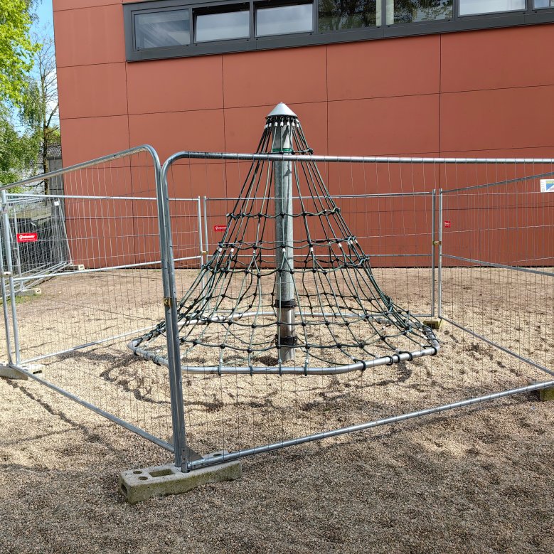 Nieuwe speeltoestellen op het schoolplein