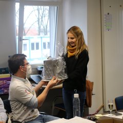 Mevrouw Doods presenteert een lantaarn als aandenken aan haar tijd op de Buterlandschool.