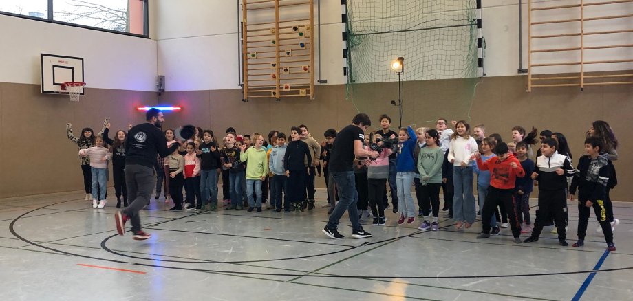 Kulturstrolche tijdens de video-opname in de gymzaal